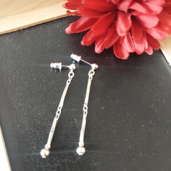 E1842 Minimalist Silvertone Dangle Bar Earrings - Picture 3 of 11